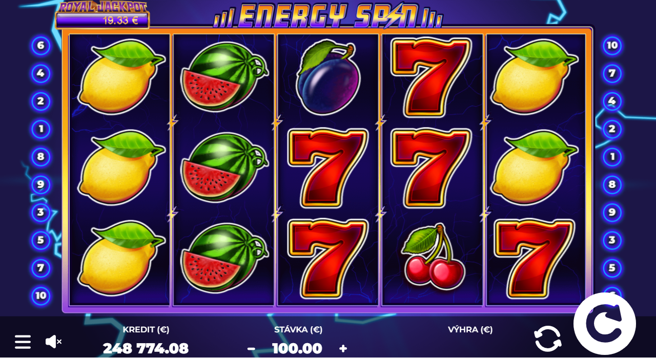 Screenshot z hry Energy spin, na ktorom je vidieť ovocné symboly a sedmičky. V pozadí sú vystreľujúce blesky.